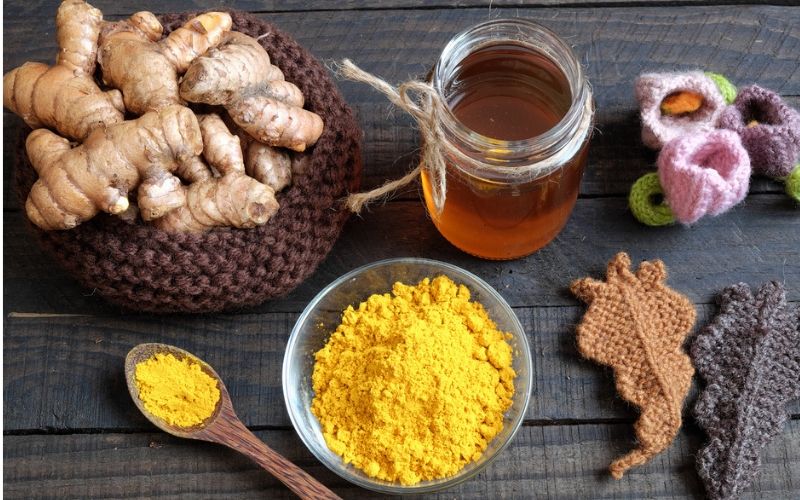 Mật ong và nghệ giúp giảm sưng viêm và ngừa thâm mụn